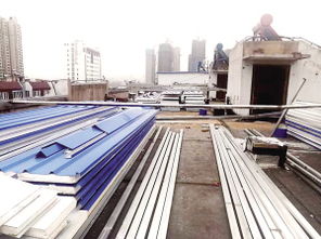 楼顶堆积大量建筑材料要违建